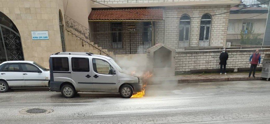 Park Halindeki Ticari Araç Alevler İçinde Kaldı