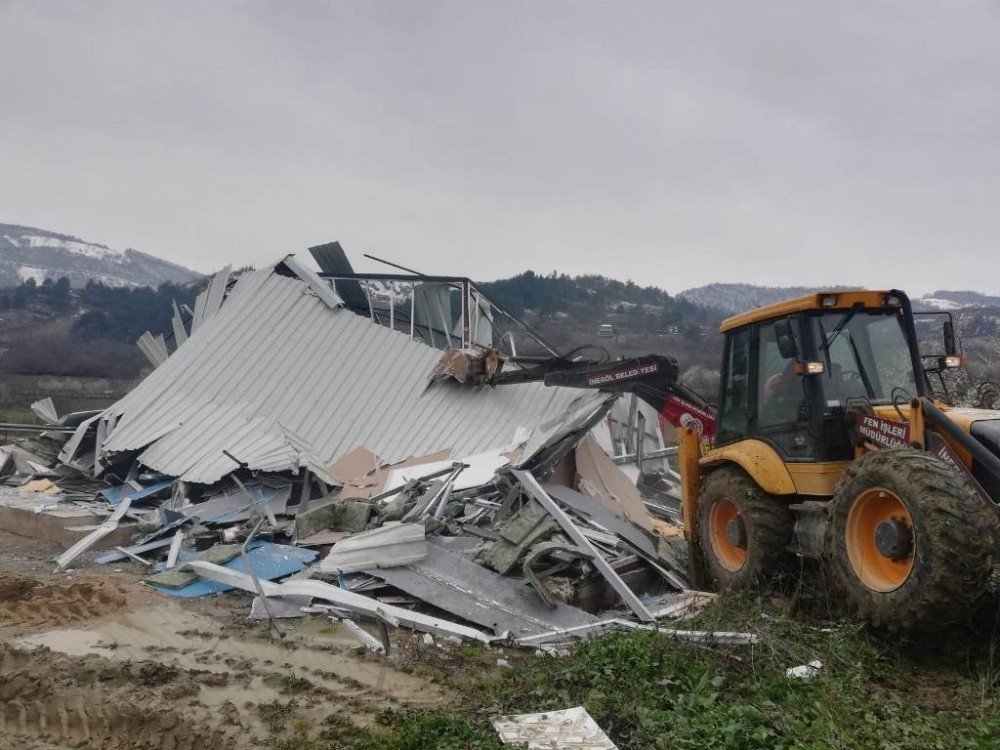 İ̇negöl’de 8 Kaçak Yapı Yıkıldı