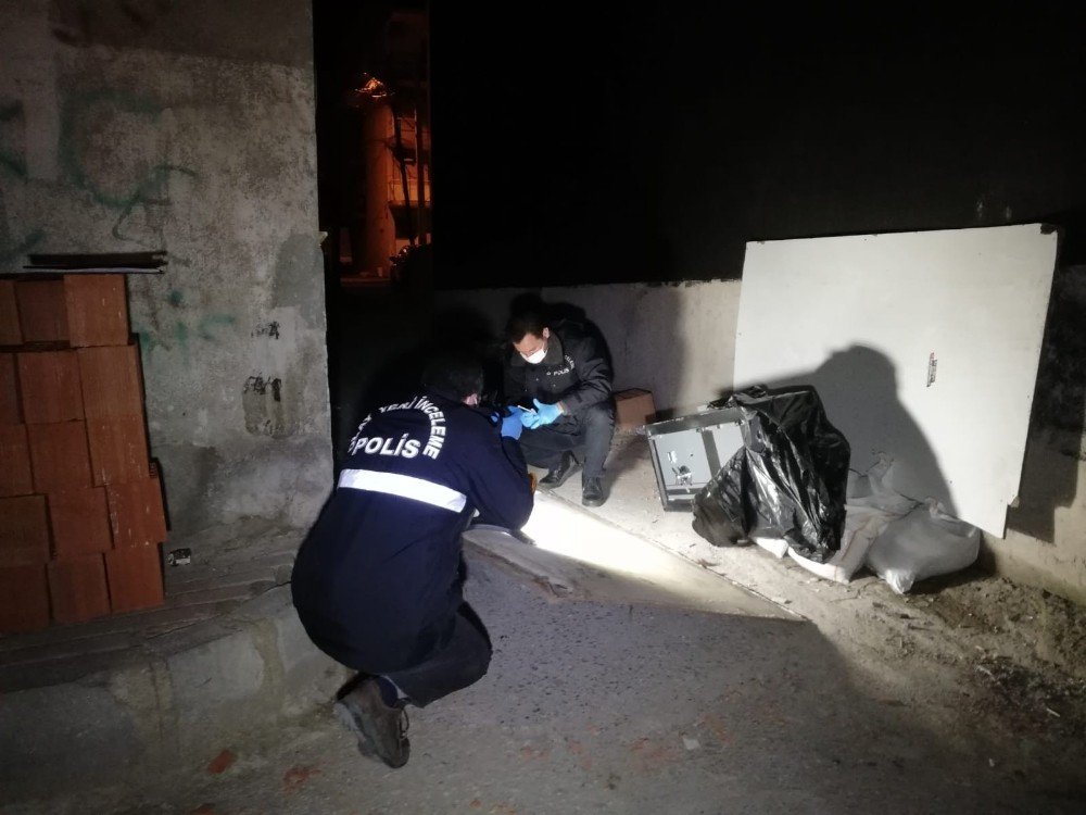 İ̇zmir’de Sokak Ortasında Çelik Kasa Bulundu