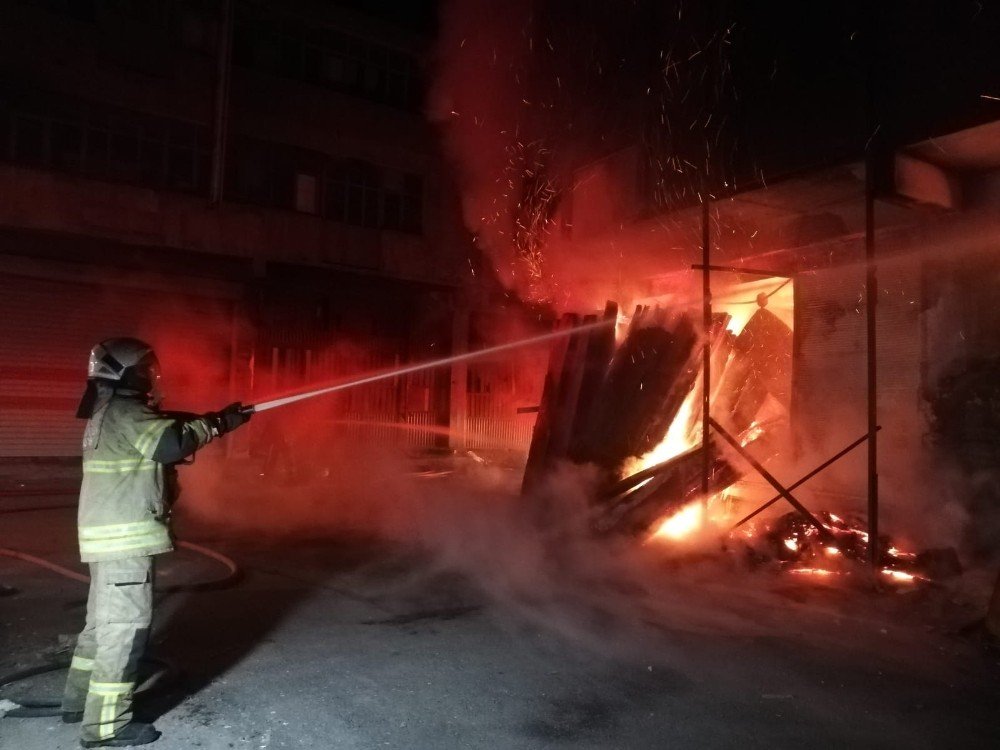 İ̇zmir’de Mobilya Atölyesinde Korkutan Yangın