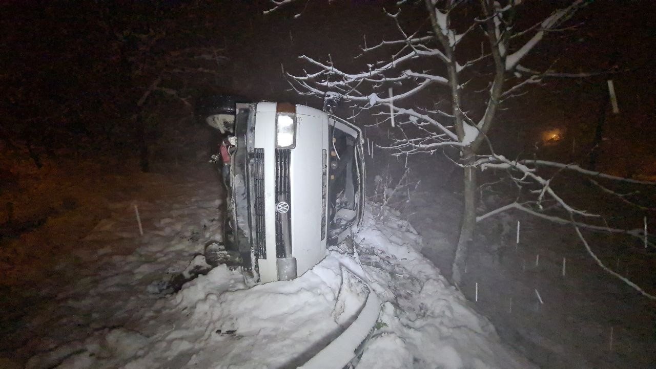 Karda Kayan Minibüs Yoldan Çıkıp Bahçeye Uçtu: 4 Yaralı
