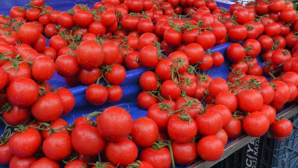 Semt Pazarlarında Sosyal Mesafe Kuralları En Üst Seviyede Uygulanıyor