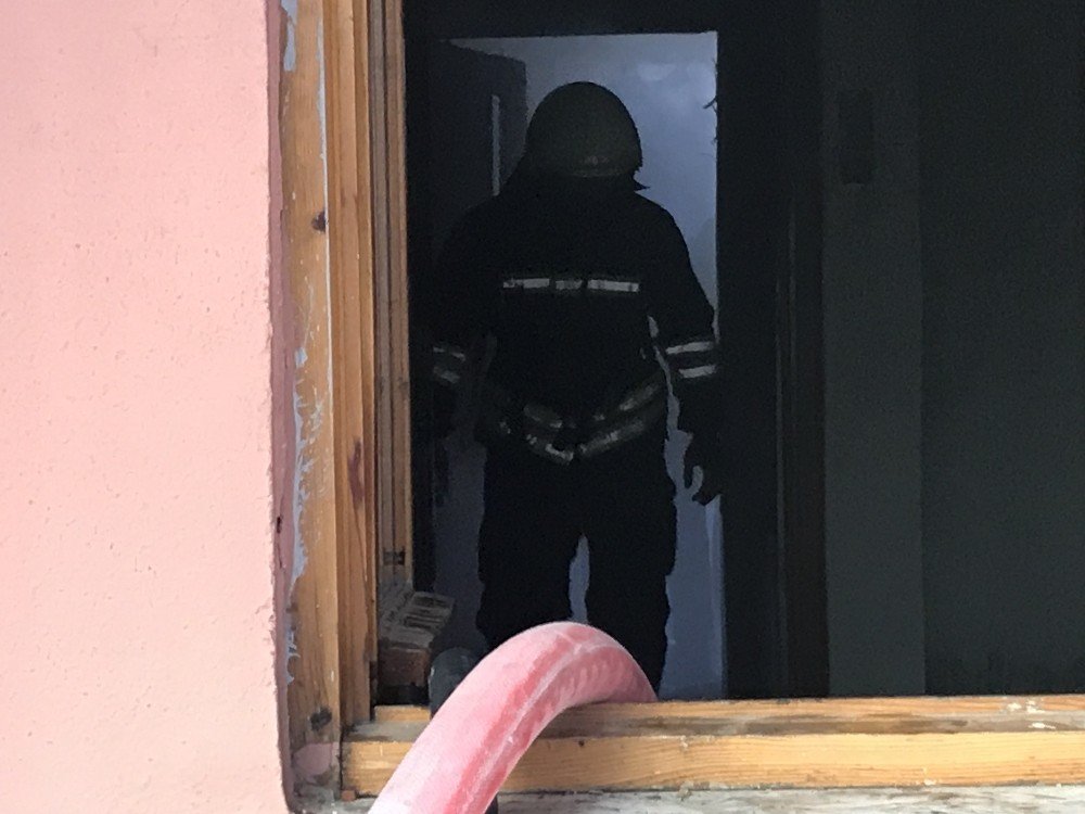 Konya’da Apartman Dairesinde Çıkan Yangın Korkuttu