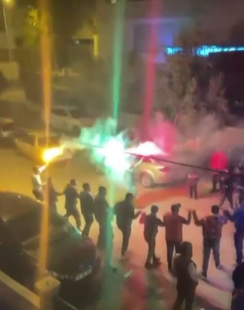 Antalya’da El Ele Tutuşan Gençlerden Meşale Eşliğinde Korona Halayı