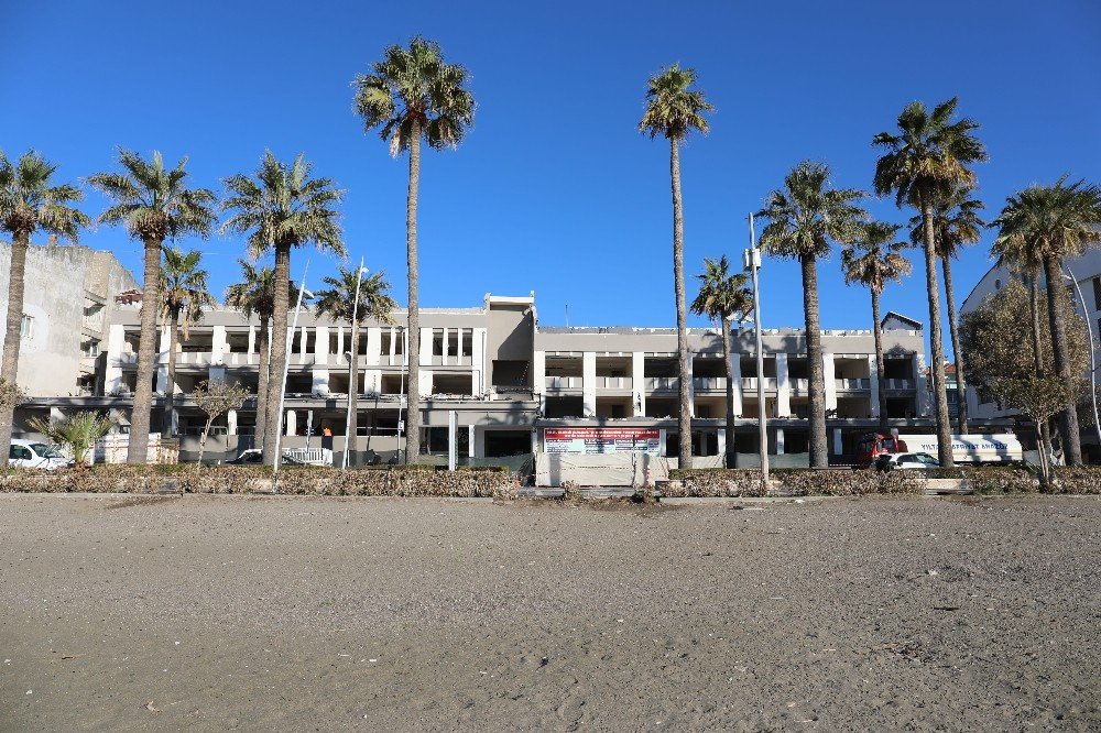 Marmaris’te Belediye Binasının Yıkımı Başladı