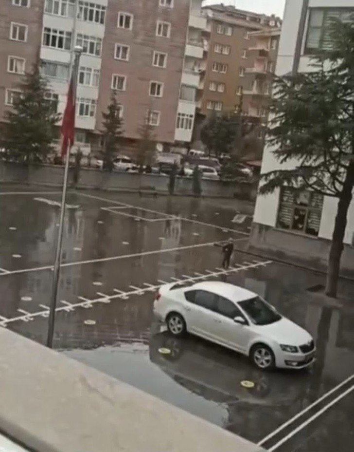 Şiddetli Yağmura Rağmen Tek Başına İ̇stiklal Marşı Okudu
