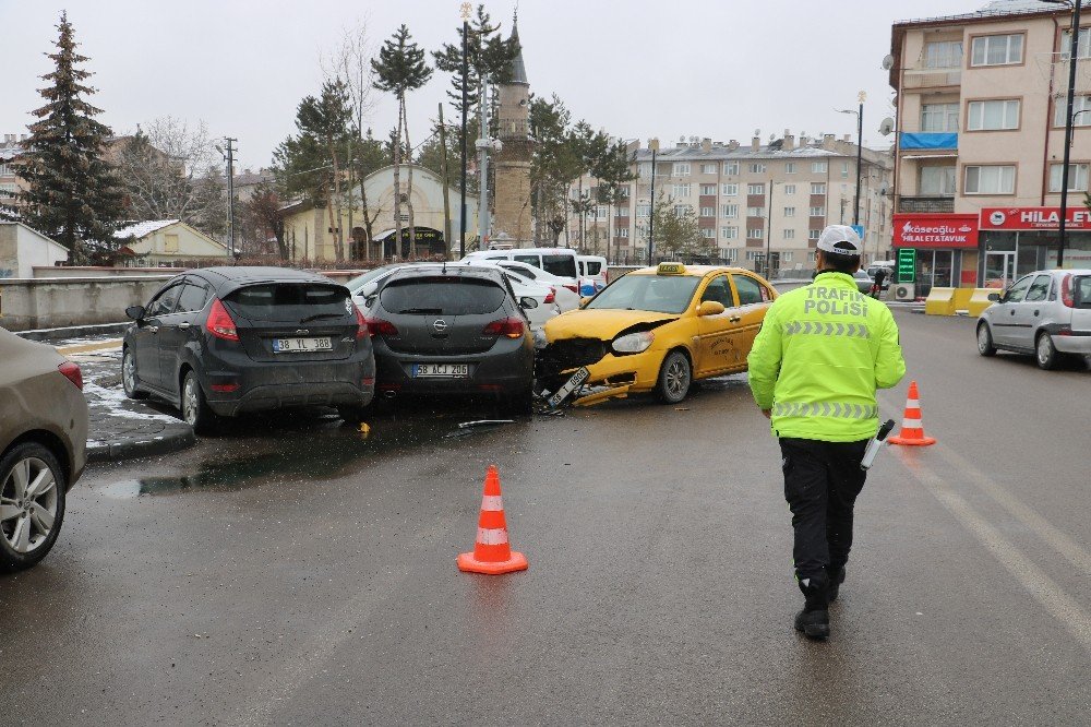 Sivas’ta Trafik Kazası: 1 Yaralı