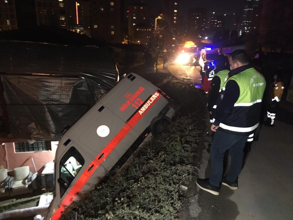 Ümraniye’de Kaza Yapan Ambulansta Kalbi Duran Hastayı Hayatta Tutmak İçin Zamanla Yarıştılar