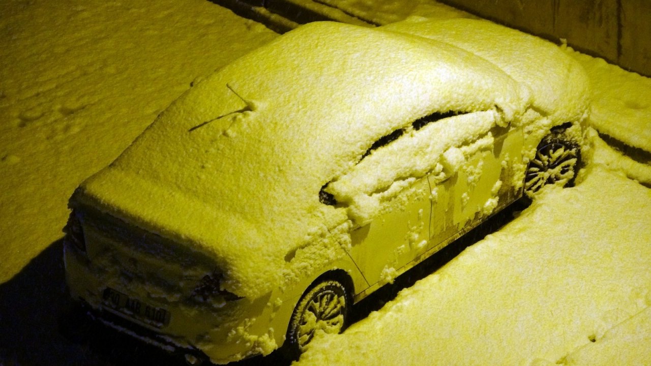 Yüksekova’da Mart Ayına Rağmen, Lapa Lapa Kar Yağışı