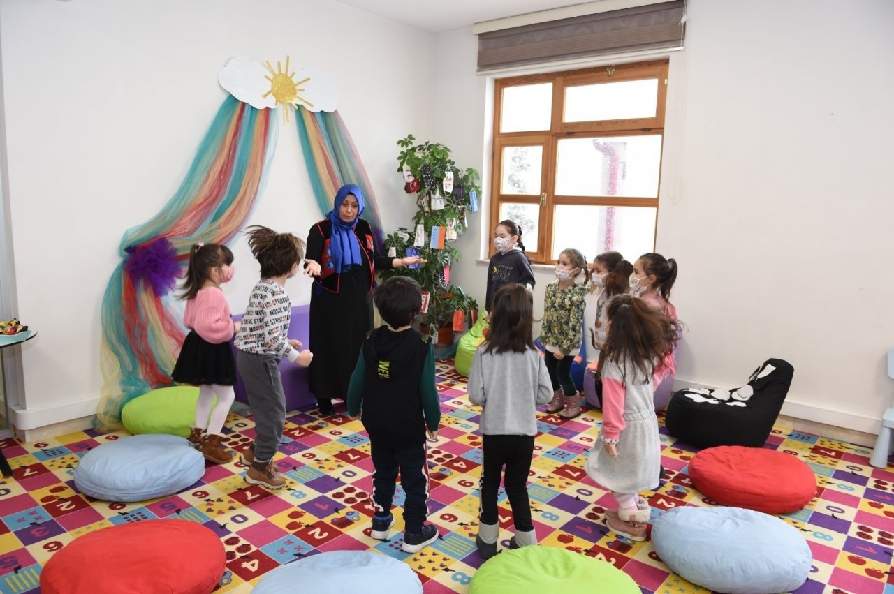 Altındağlı Minikler Kütüphanede