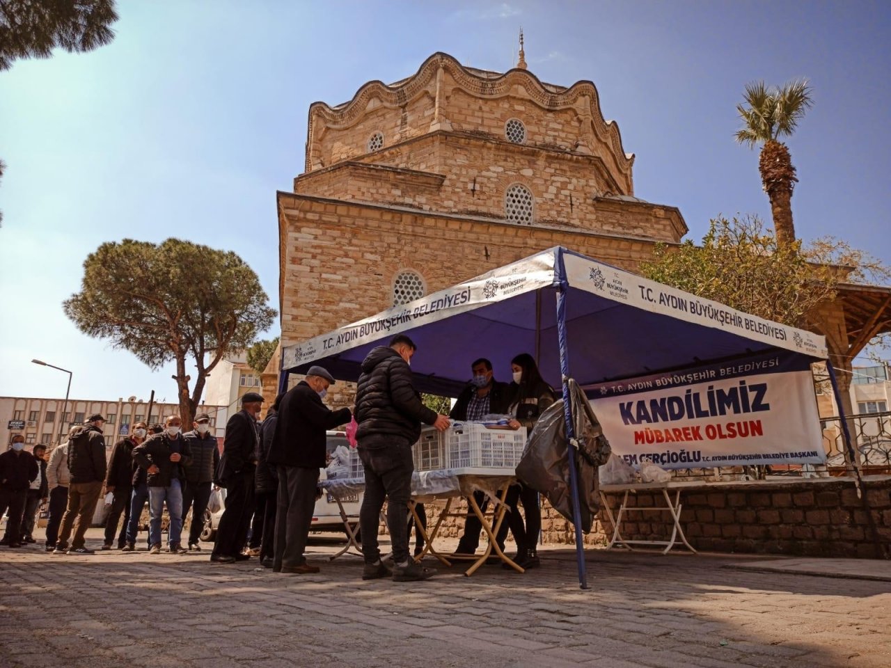 Aydın Büyükşehir Belediyesi Berat Kandili’nde Vatandaşlara Helva Dağıttı