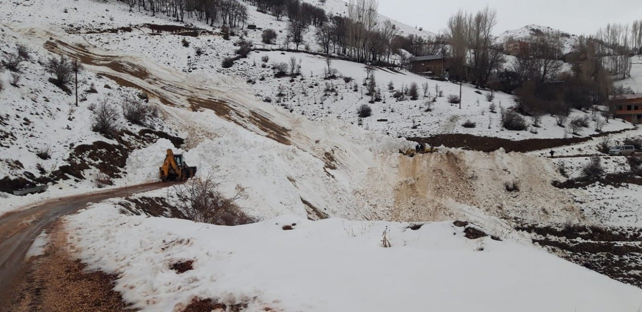 Bayburt’ta Çığ Düşmesi Sonucu Kapanan Köy Yolu Ulaşıma Açıldı