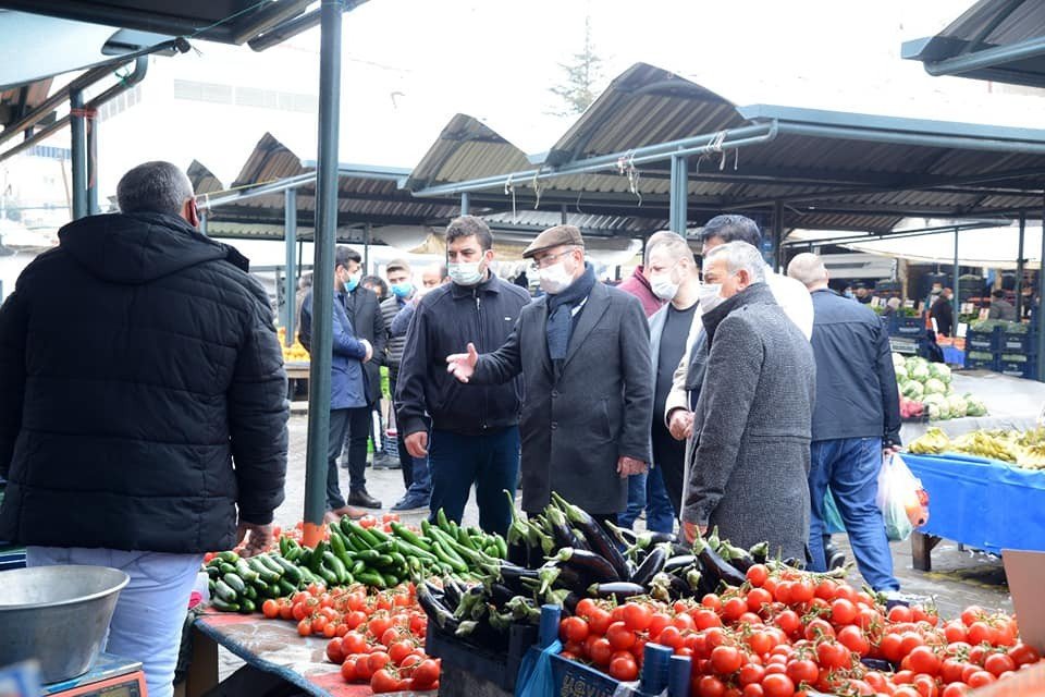 Belediye Başkanı Ekicioğlu, Semt Pazarı Ve Esnafların Kandilini Kutladı