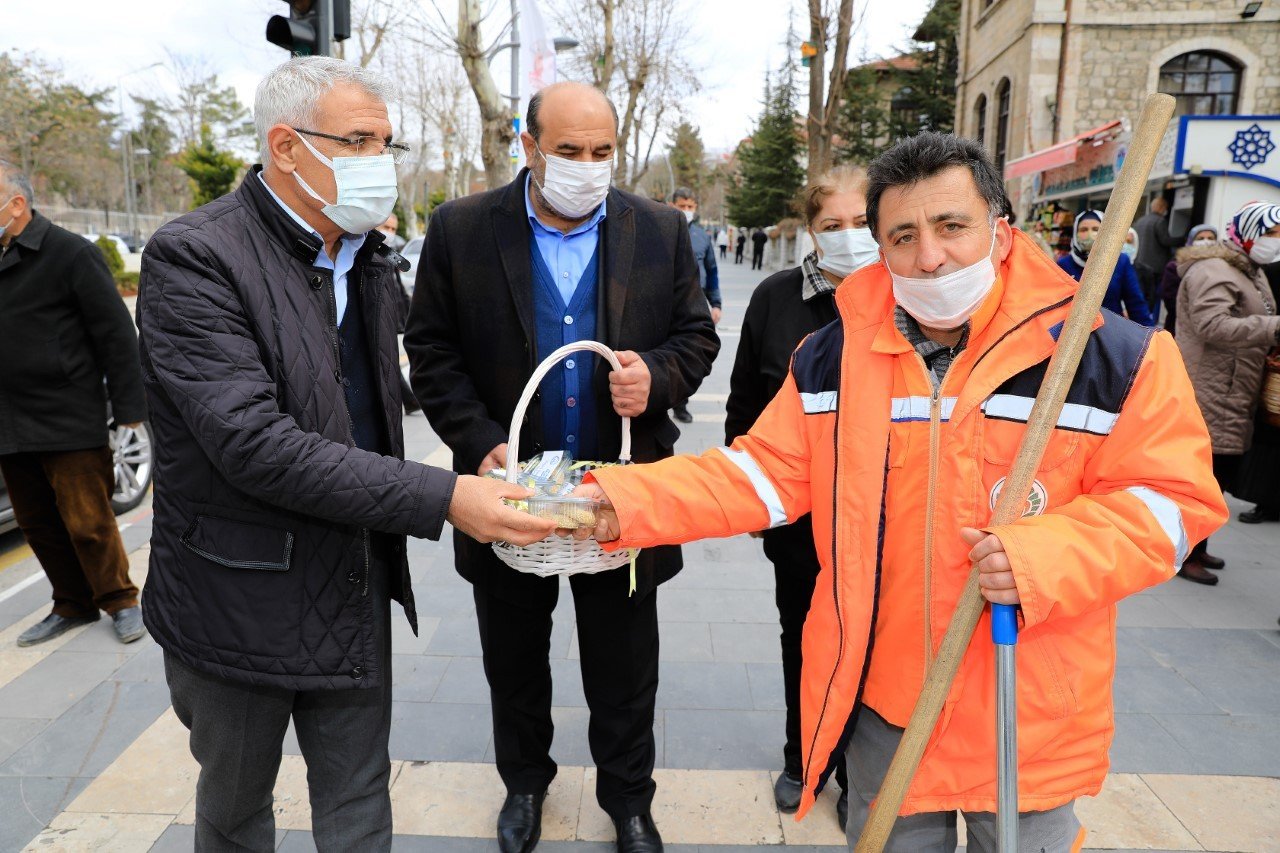 Başkan Güder’den Vatandaşa Kandil Simidi