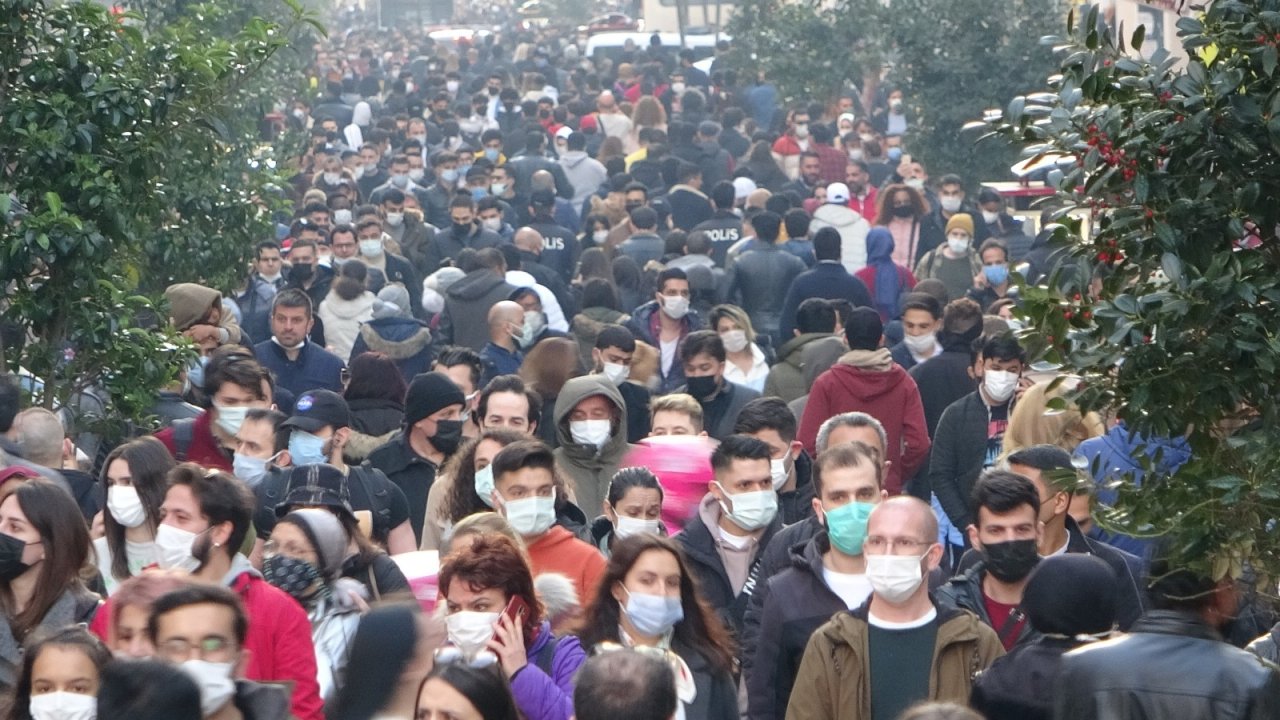 Kısıtlama Öncesi İ̇stiklal Caddesi’nde İnsan Seli
