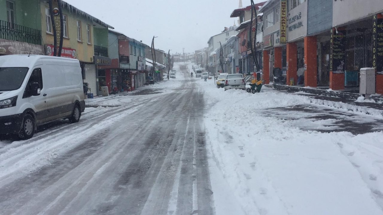 Karlıova’da Tipi Etkili Oldu, Hayat Durma Noktasına Geldi