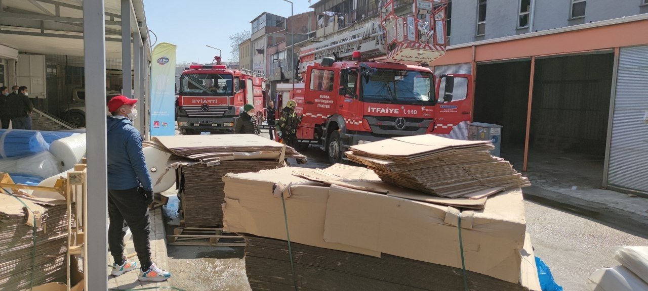 Bursa’da Korkutan Yangın, Esnaf El Birliğiyle Malzemeleri Dışarıya Çıkardı