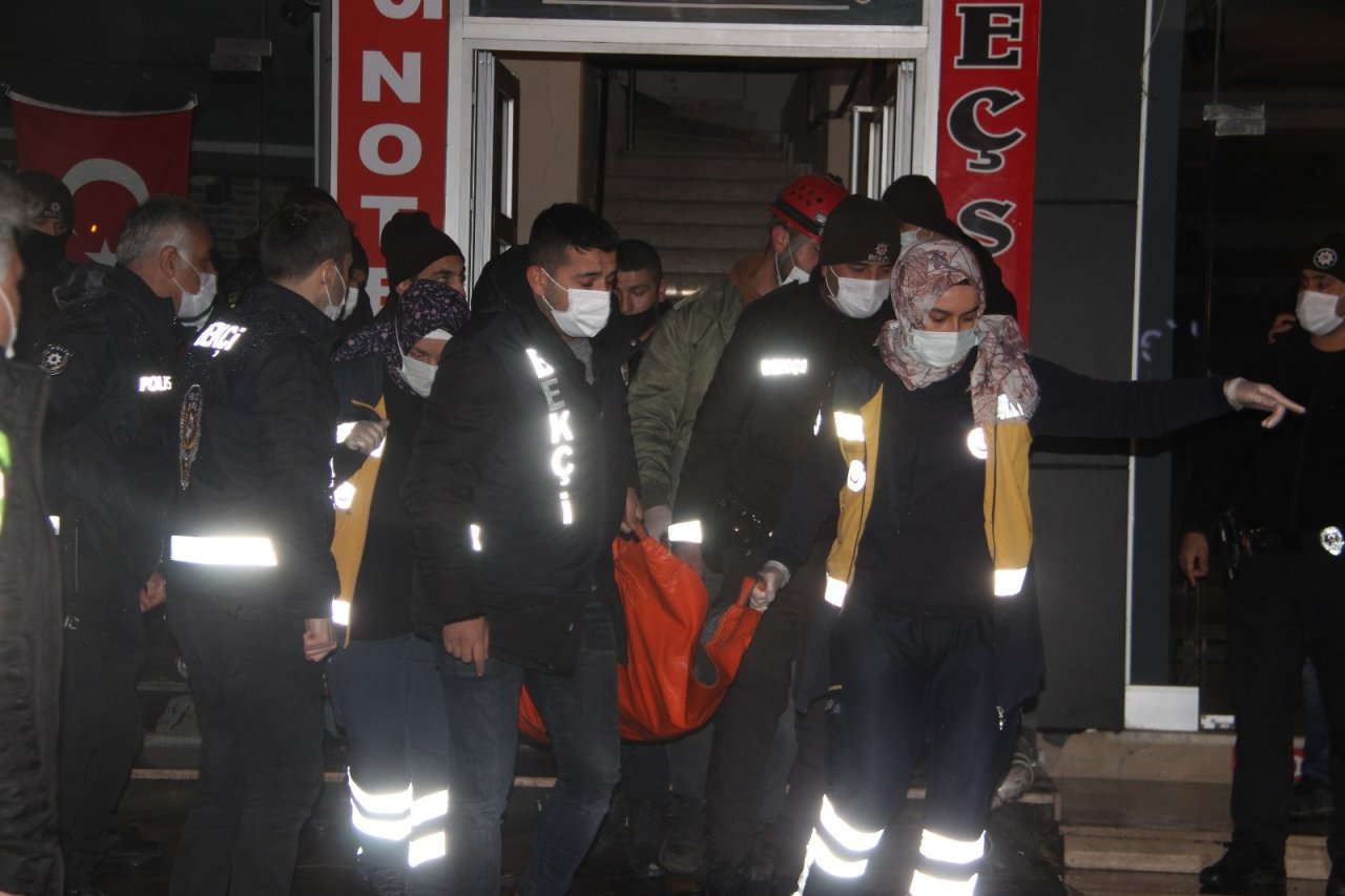 İ̇nşaatta Tartışma, Bıçaklı Ve Silahlı Kavgaya Döndü: 5 Yaralı