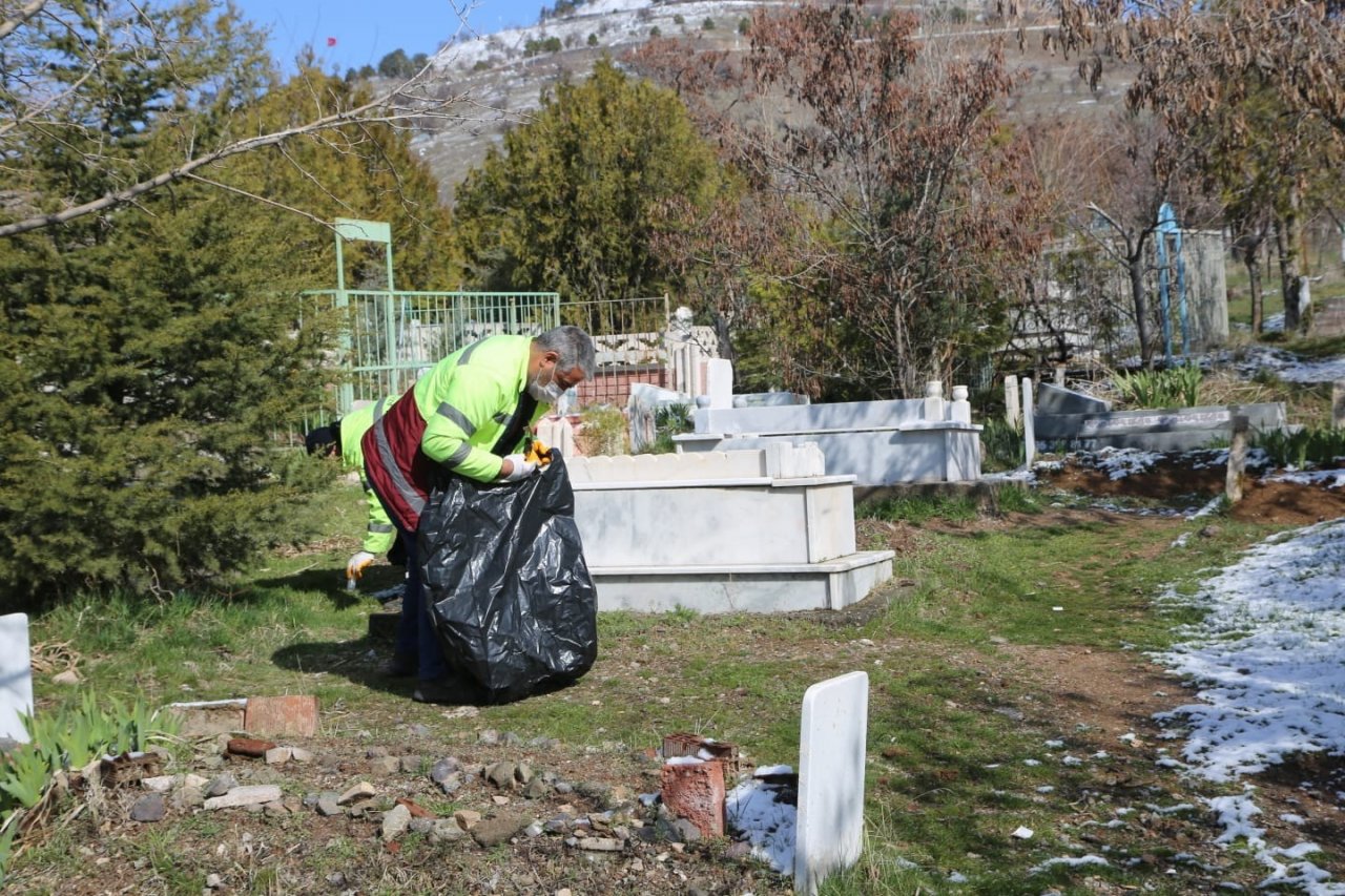 Elazığ’ın Mahalle Mezarlıklarında Kapsamlı Temizlik