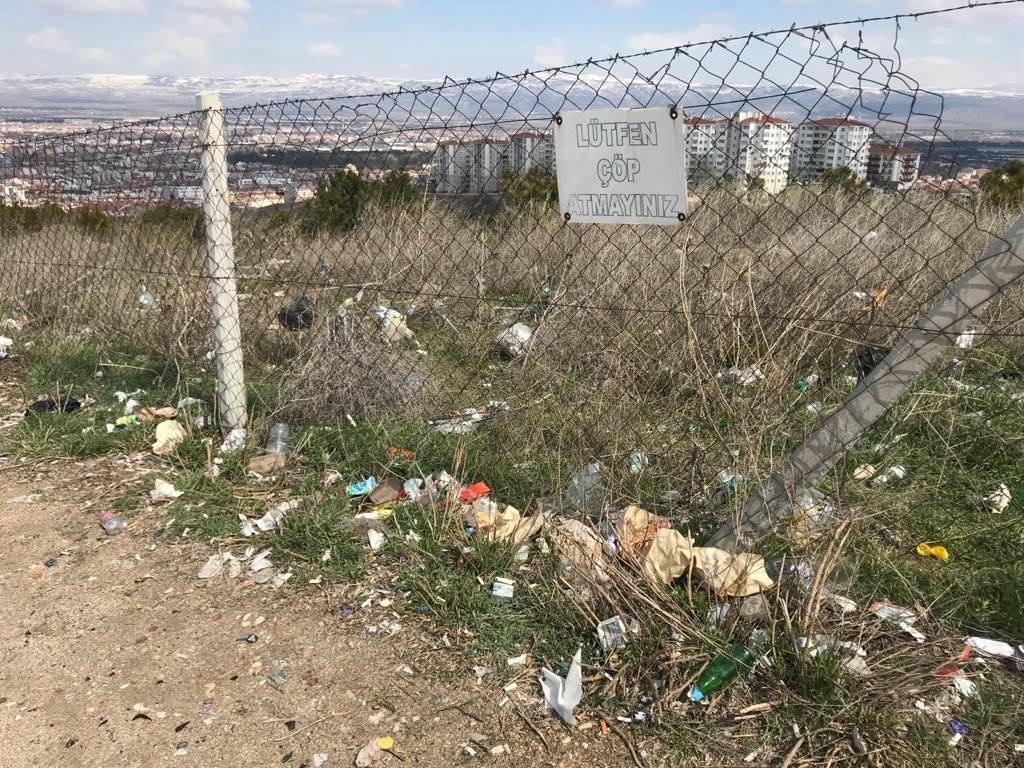 Ormanlık Alana Atılan Çöpler Görenleri Tedirgin Ediyor