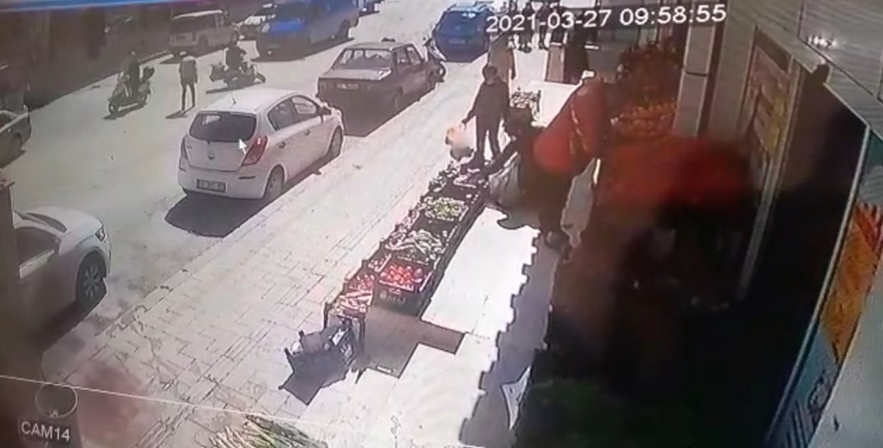Hatay’da İlginç Kaza Güvenlik Kamerasına Yansıdı