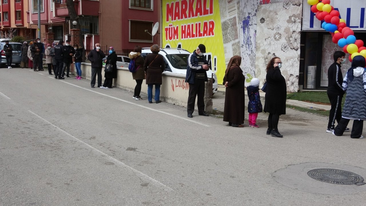 Isparta’da Ucuz Halı Kuyruğu