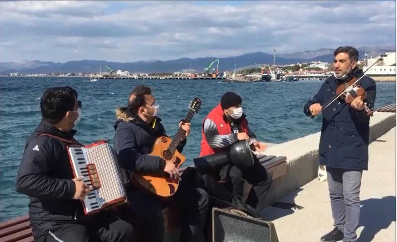 Zor Durumda Olan Müzisyenler Artık Açık Alanda Müzik Yapacak