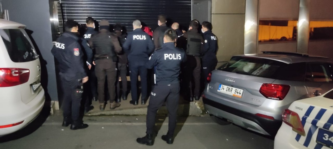 Korona Virüsü Hiçe Saydılar, Polis Ekipleri Tarafından Basıldılar