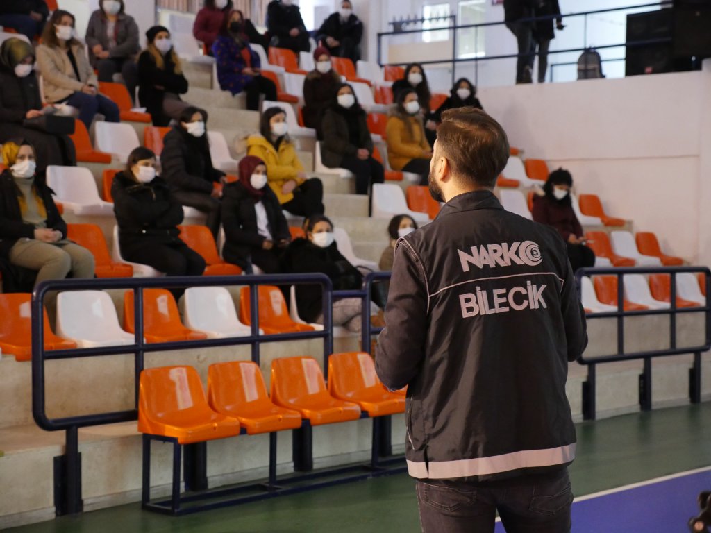 Üniversite Personeline “en İ̇yi Narkotik Polisi: Anne” Konulu Sunum
