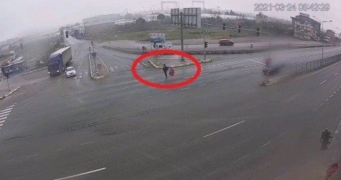 Yoğun Trafiğe Daldı, Yere Düşen Türk Bayrağı’nı Böyle Kaldırdı