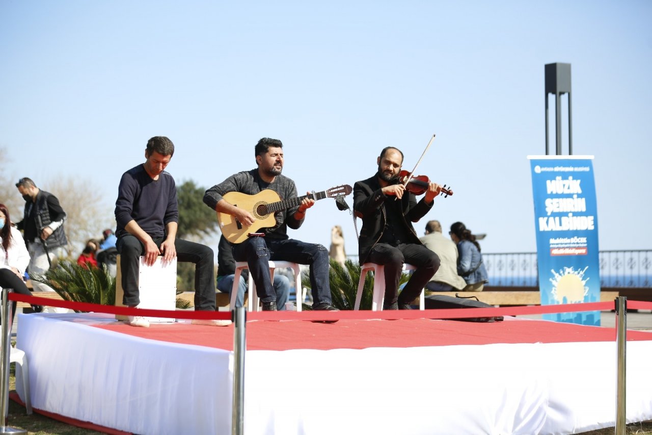 Canlı Müzik Performansı ‘müzik Şehrin Kalbinde’ Moral Veriyor