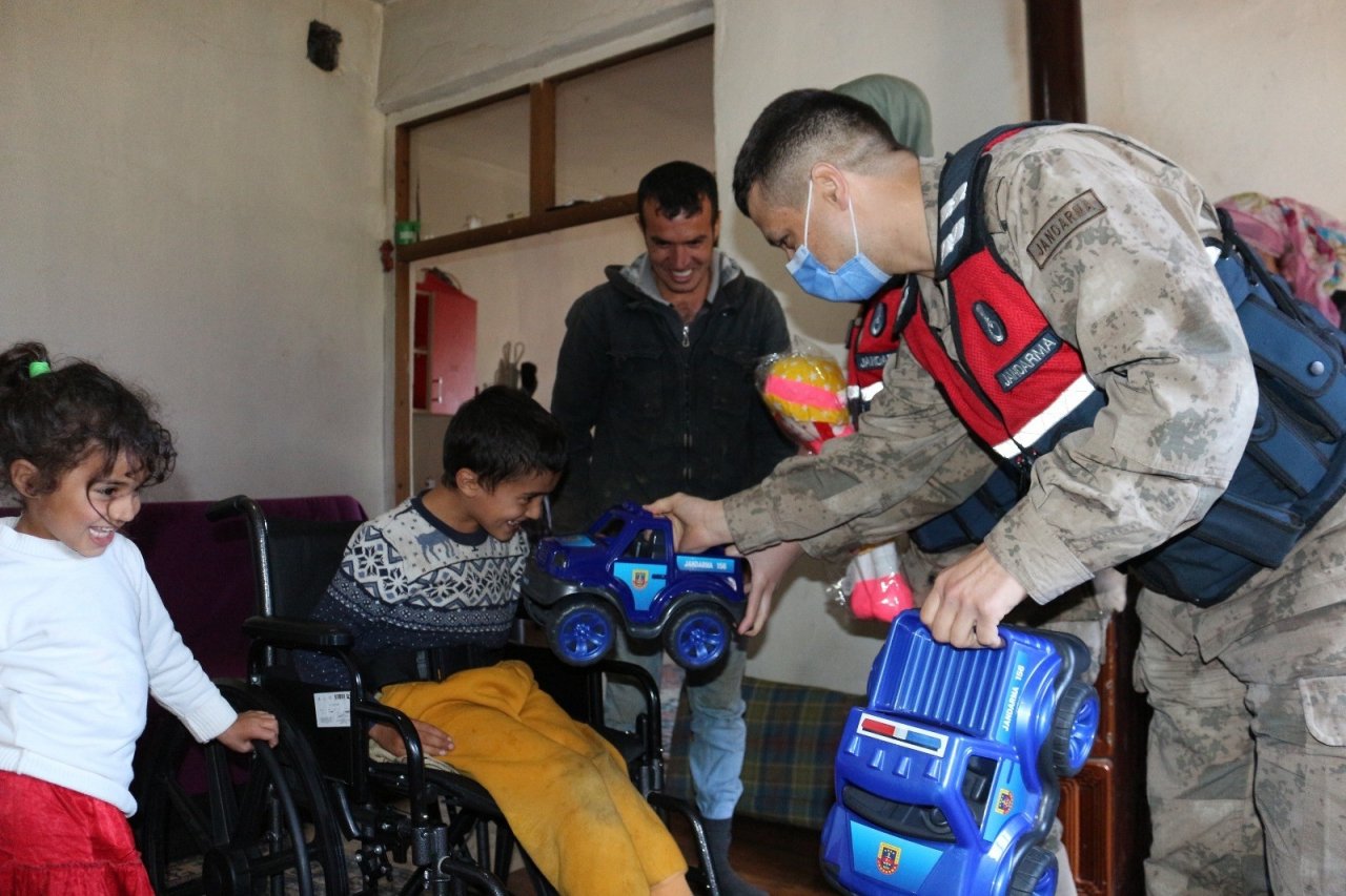 Babasının Sırtında Taşıdığı Batuhan’a Jandarmadan Anlamlı Ziyaret