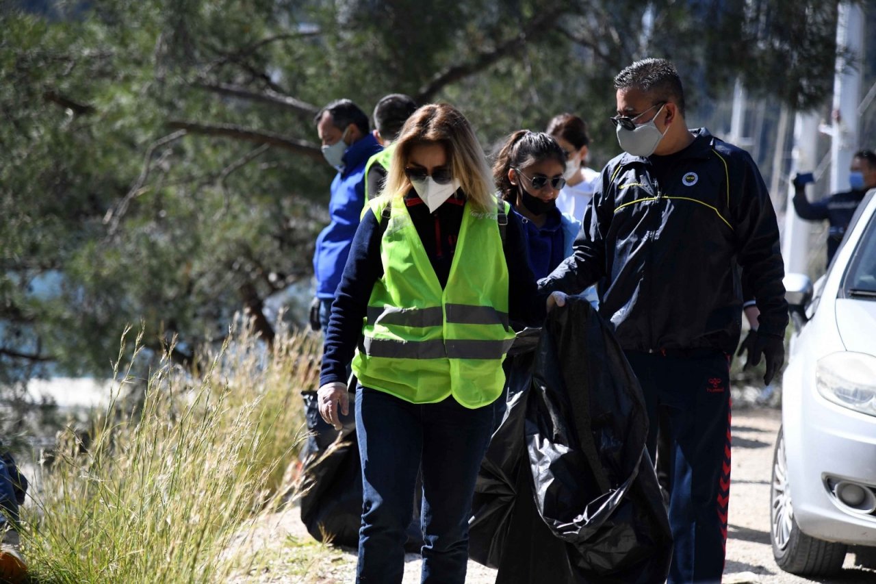Belediye Başkanı Alim Karaca Da Katıldı; Yarımada’da Temizlik Çalışması Yapıldı