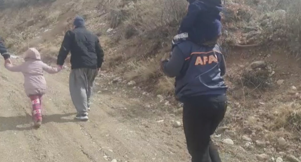 Mahsur Kalan Çocukları Sırtlarında Taşıyarak Kurtardılar