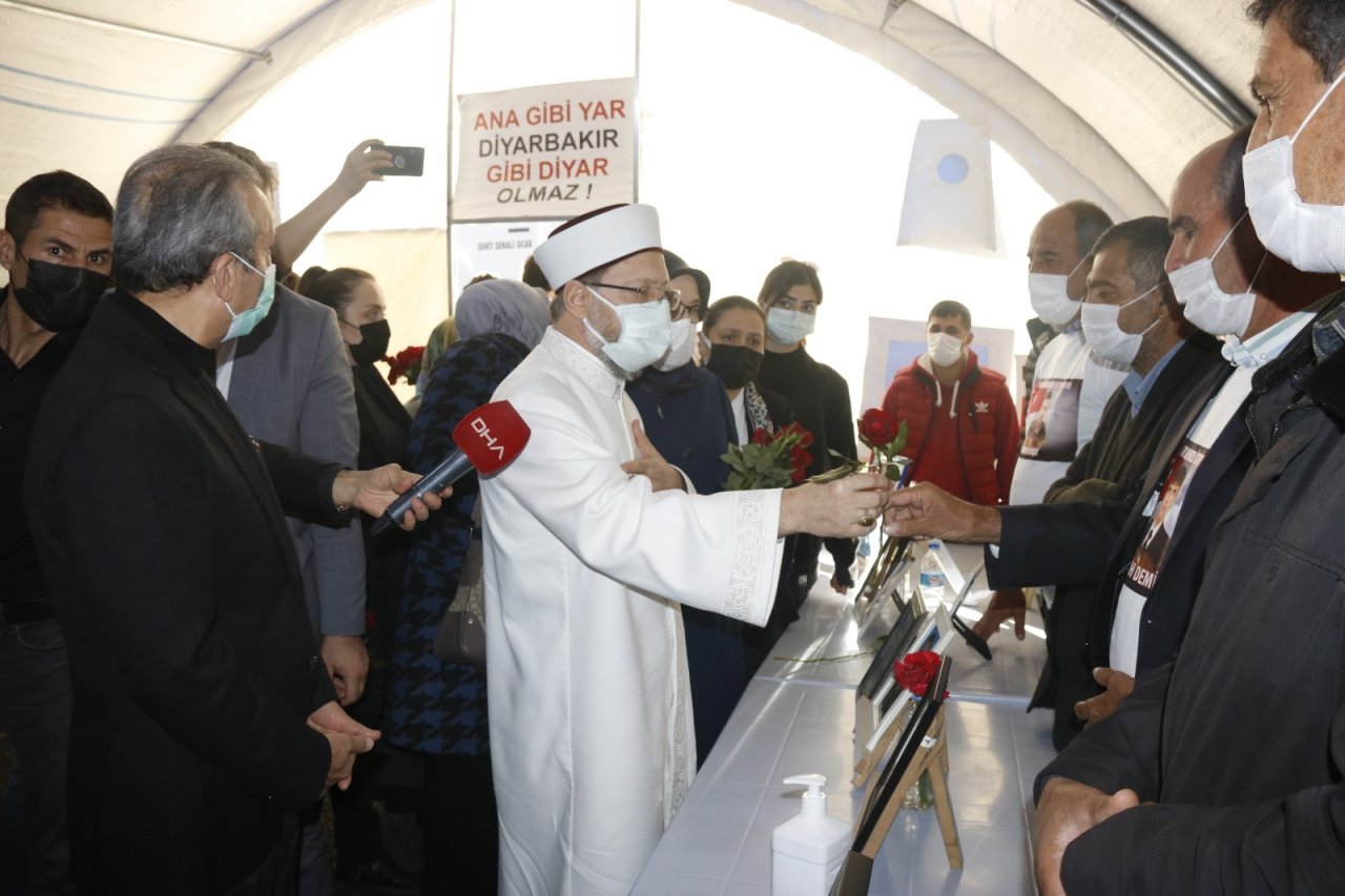 Diyanet İ̇şleri Başkanı Erbaş, Evlat Nöbetindeki Ailelerle Bir Araya Geldi