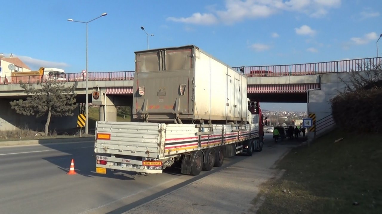 Alt Geçide Sığmayan Tır Kazaya Sebebiyet Verdi