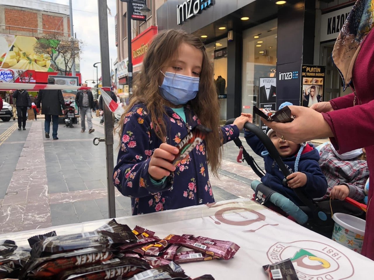 Düzce’de 5 Bin Kandil Şekeri Dağıtıldı