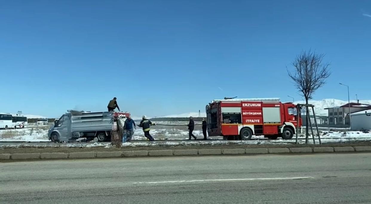 Erzurum’da Kağıt Yüklü Kamyonet Yandı