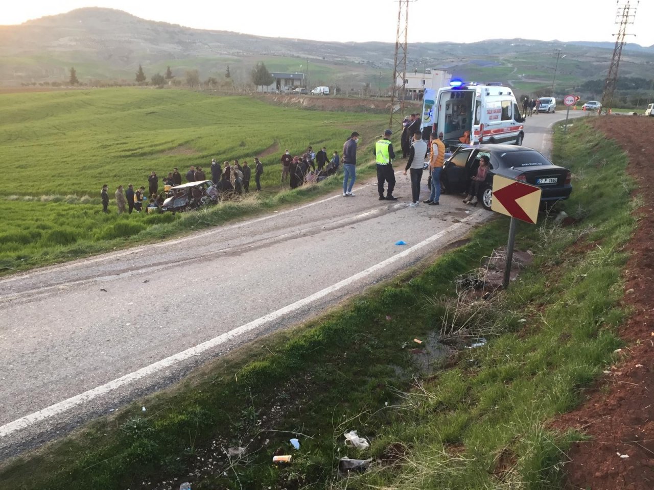 Gaziantep’te İki Araç Kafa Kafaya Çarpıştı: 1 Ölü, 7 Yaralı