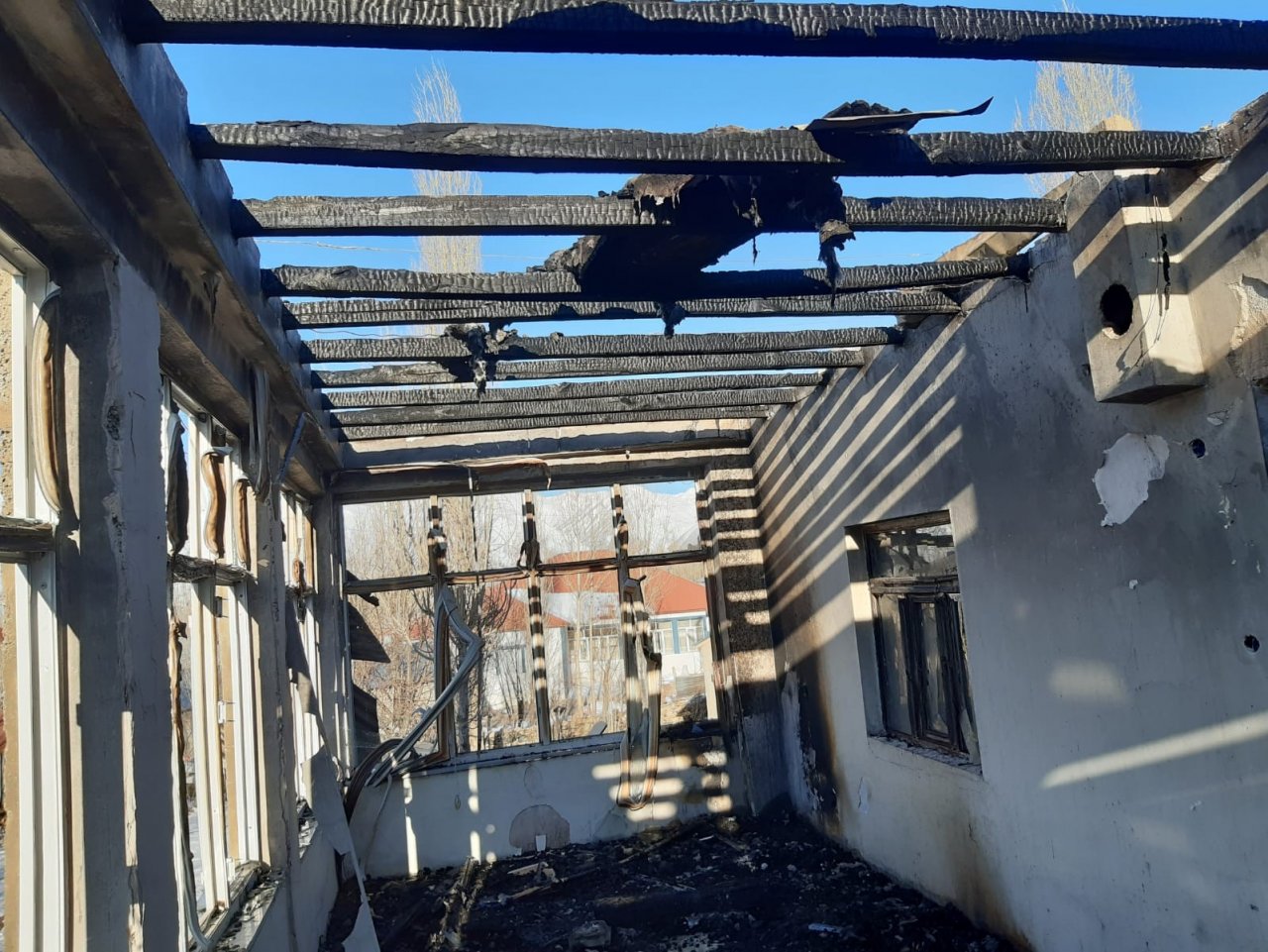 Yüksekova’da Yangın Evi Küle Döndürdü