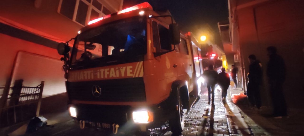 Gecekonduda Çıkan Yangın Geceyi Aydınlattı