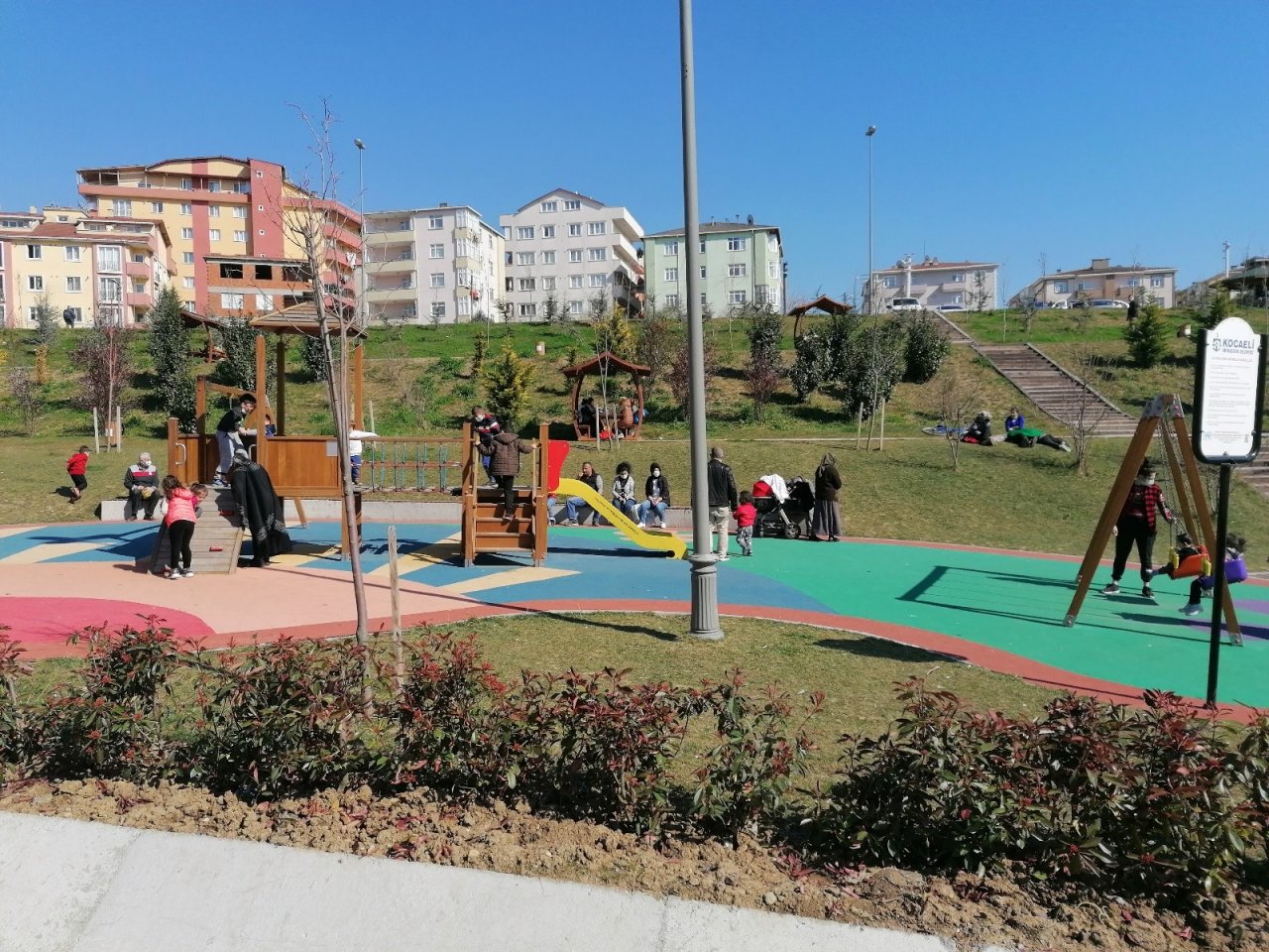Sıcağa Aldanan Vatandaşlar Kısıtlamayı Unuttu, Parkları Doldurdu