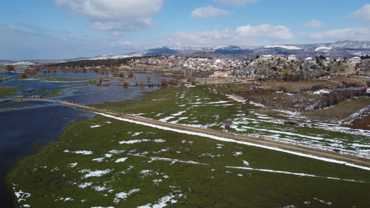 Beyşehir’de Eriyen Karlar, Ekili Arazileri Suyla Doldurdu