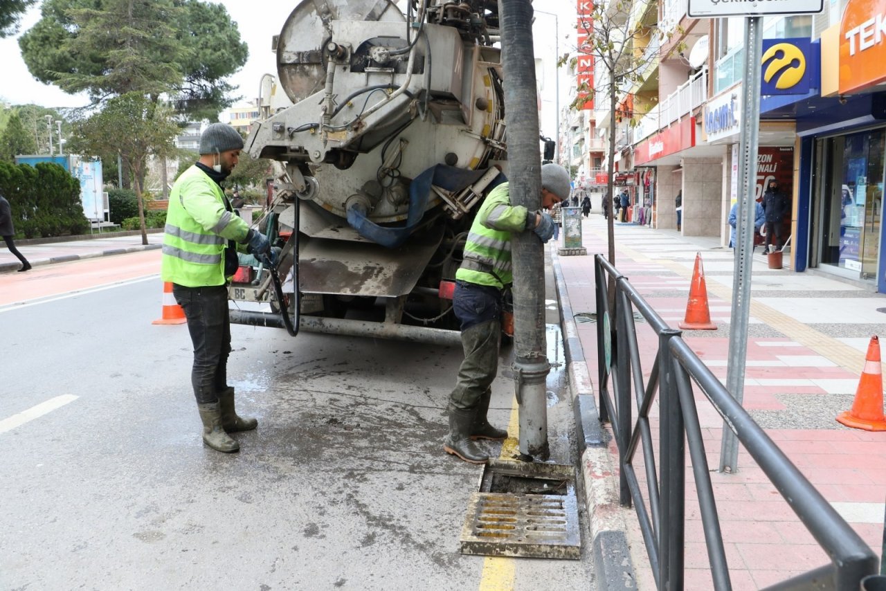 Yağmur Suyu Izgaraları Temizleniyor