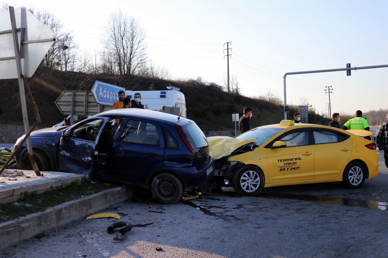 Duble Yolda Ticari Taksi İle Otomobil Çarpıştı: 1’i Ağır, 1’i Çocuk Toplam 4 Yaralı