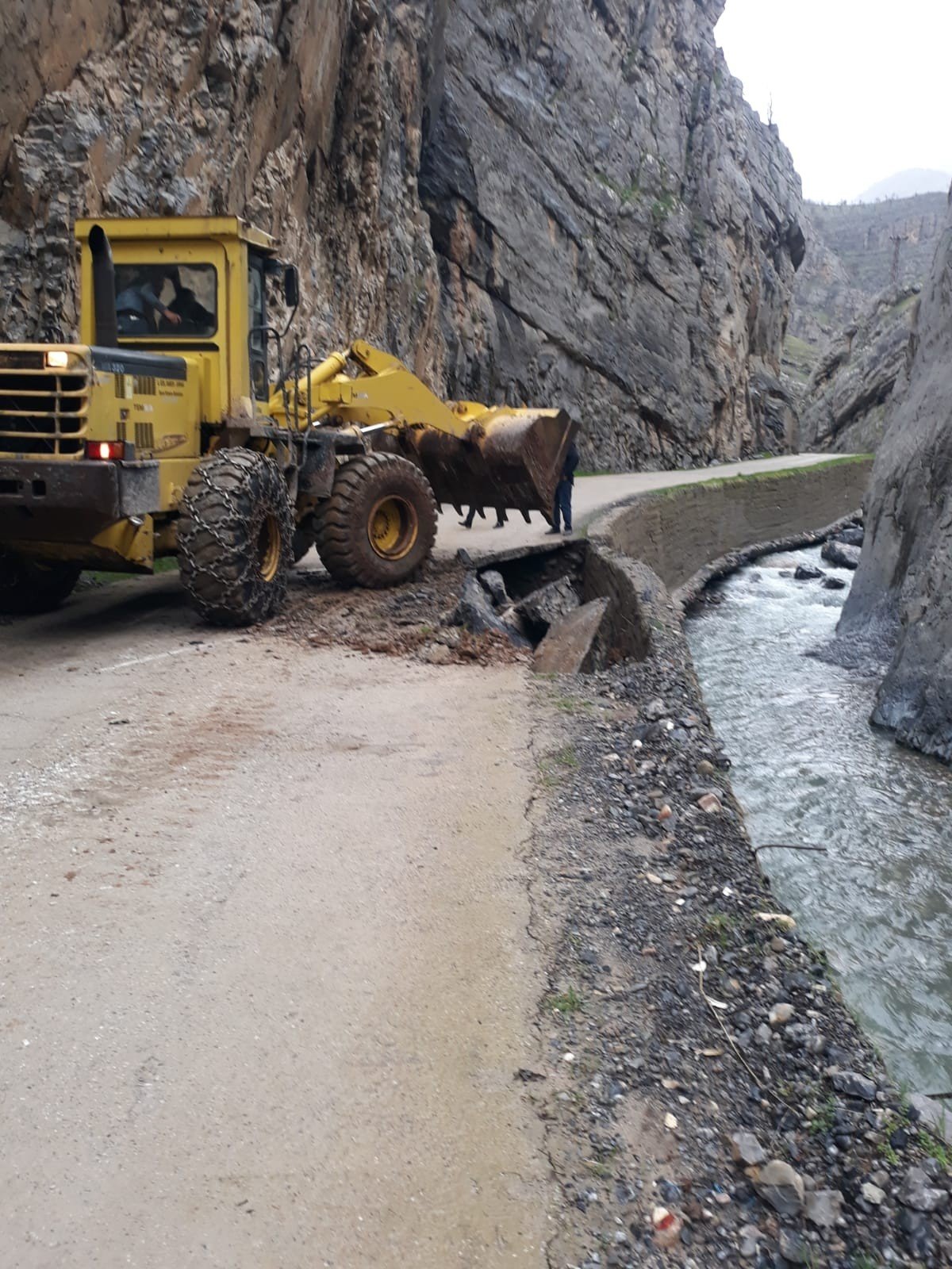 Uludere’de Sel Nedeni İle Bozulan Yollar Onarılıyor