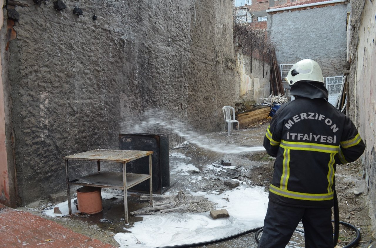 Ahşap Evlerin Arasında Çıkan Yangın Korkuttu