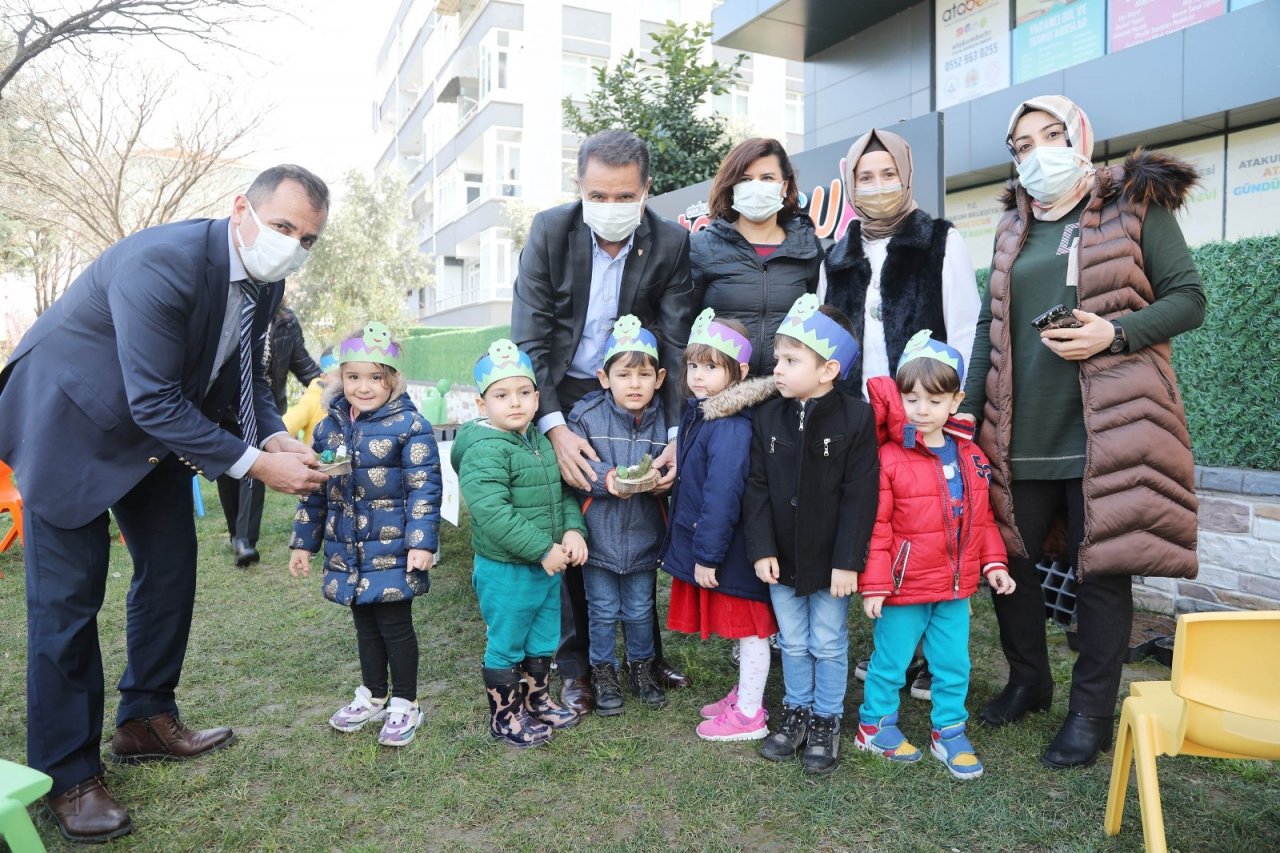 Ataçocuk’ta Minik Çiftçiler İlk Tohumlarını Başkan Deveci’yle Ekti
