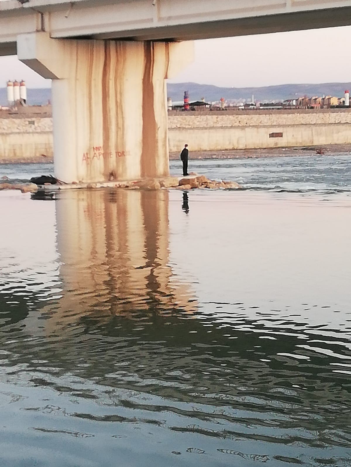 Batman’da Çayda Mahsur Kalan Vatandaş Halat Yardımıyla Kurtarıldı