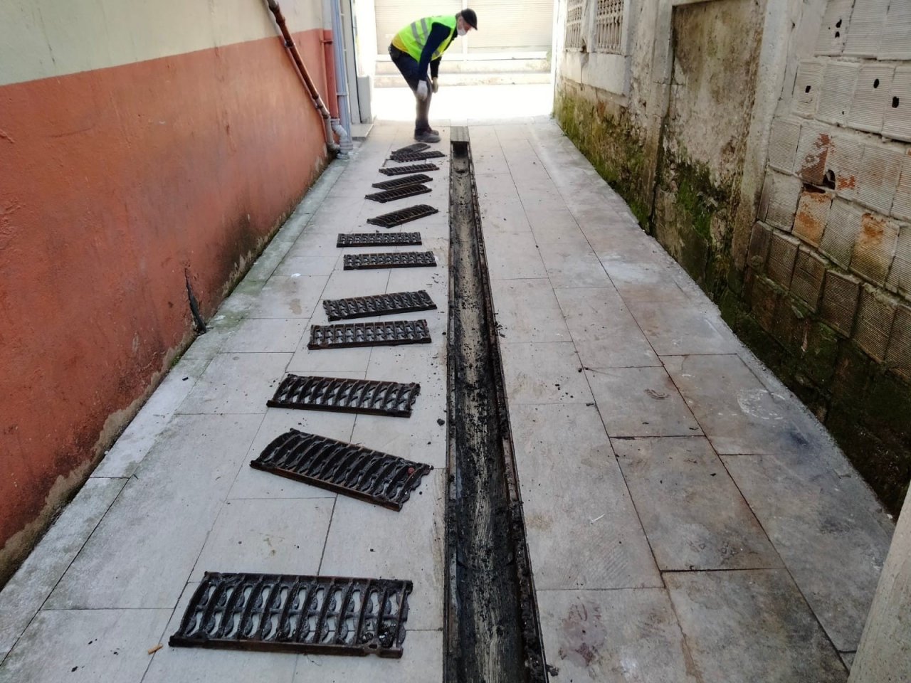Bilinçsizce Atılan Sigara İzmaritleri Menfezleri Tıkadı